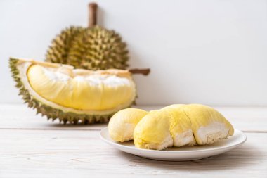 Ahşap zemin üzerinde taze Durian meyvesi