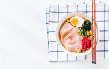 Baharatlı miso udon ramen noodle ile domuz eti - Japon gıda tarzı