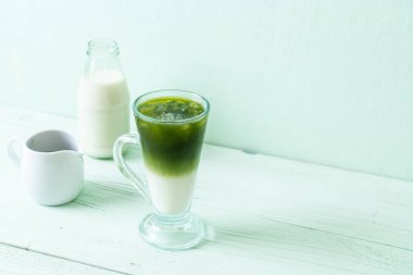 Buzlu kibrit yeşil sütlü latte.