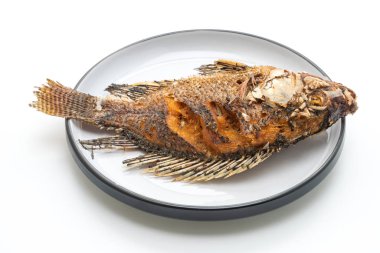 derin kızarmış balık beyaz arka plan üzerinde izole spicy seafood sos ile