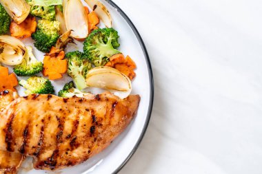 çukurunu tavuk göğsü biftek sebze (brokoli, havuç, soğan ile)