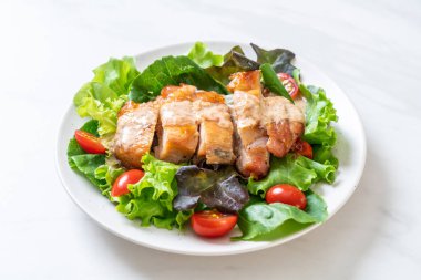 ızgara tavuk salata sebze - sağlıklı gıda tarzı ile