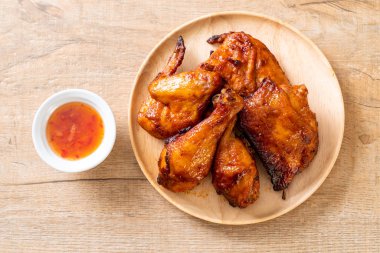 Masada ızgara ve ızgara tavuk.