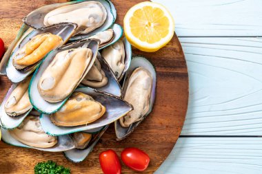 malzemelerle ahşap tahta üzerinde taze midye