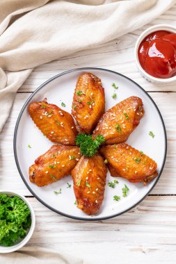 Beyaz susamlı ızgara tavuk kanadı.