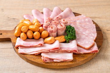 pastırma, sosis, jambon füme ve barbekü pastırma ahşap tahta üzerinde