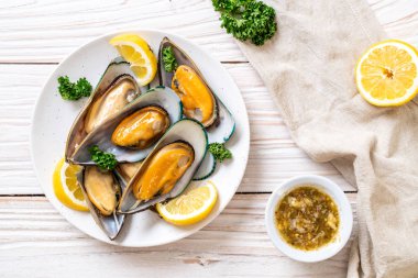 deniz ürünleri midye maydanoz ve limon ile