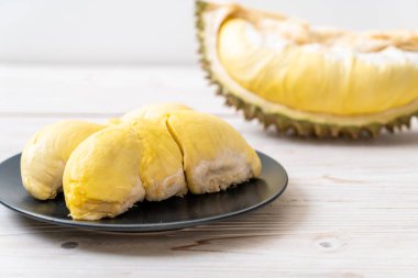 Ahşap zemin üzerinde taze Durian meyvesi