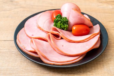 tabağa dilimlenmiş jambon füme
