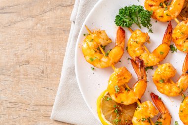 Limon - deniz ürünleri tarzı ile ızgara kaplan karides şiş