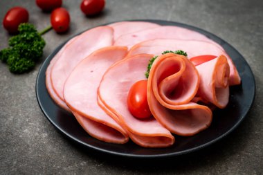 tabağa dilimlenmiş jambon füme