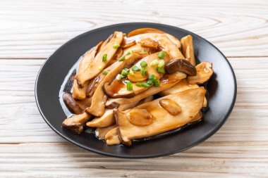 İstiridye soslu kızarmış kral istiridye mantarı. Sağlıklı, vejetaryen ya da vejetaryen yemek tarzı.