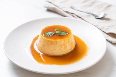 Naneli ev yapımı karamel kremalı puding.