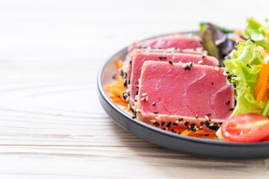 Taze ton balığı ve sebze salatası. Sağlıklı yemek.