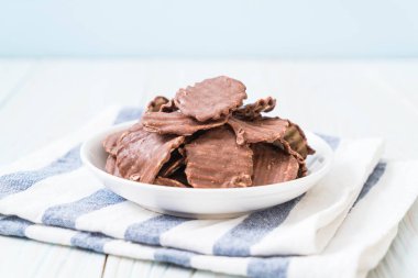 patates cipsi çikolata plaka üzerinde