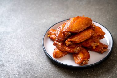 Barbekü tavuk kanadı sosu ile