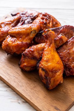 Masada ızgara ve ızgara tavuk.