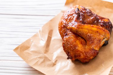 Masada ızgara ve ızgara tavuk.