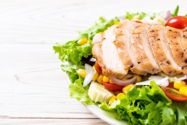 Tavuk göğsü - sağlıklı gıda tarzı ile sağlıklı salata kasesi