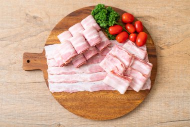 Ahşap tahta üzerinde çiğ domuz pastırma dilimlenmiş