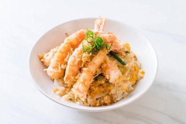 kızarmış karides tempura üzerinde beyaz surat - Japon yemekleri stil tepesinde