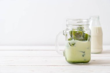 Matcha yeşil çay buzlu cam sütlü