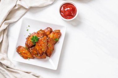 Beyaz susamlı ızgara tavuk kanadı.