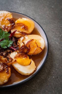 Tamarind soslu haşlanmış yumurta veya tatlı ve ekşi yumurta.