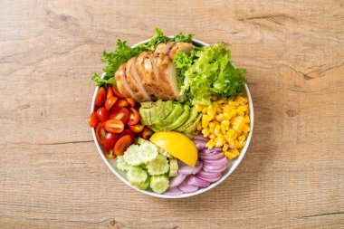 Tavuk göğsü - sağlıklı gıda tarzı ile sağlıklı salata kasesi