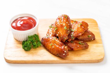 Beyaz susamlı ızgara tavuk kanadı.