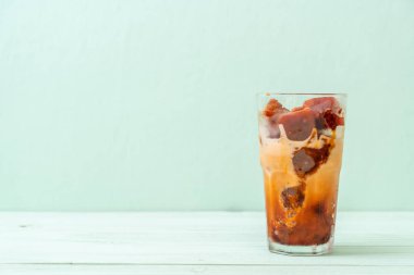 Tay çay buz küpü ile ahşap arka plan üzerinde süt