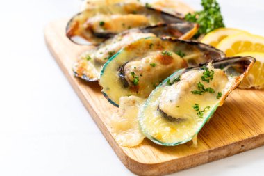 Peynirli taze midye.