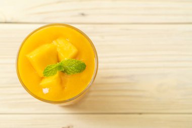 taze mango smoothies - sağlıklı yiyecek ve içecek konsepti
