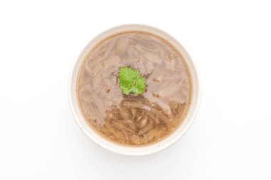 soğan çorba kasesi beyaz arka plan üzerinde izole