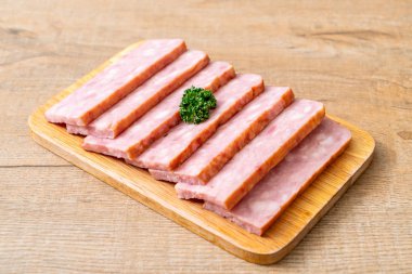 dilimlenmiş taze çiğ pastırma Barbekü