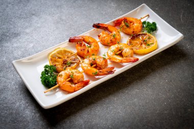 Limon - deniz ürünleri tarzı ile ızgara kaplan karides şiş