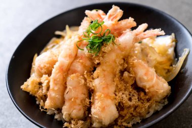 kızarmış karides tempura üzerinde beyaz surat - Japon yemekleri stil tepesinde