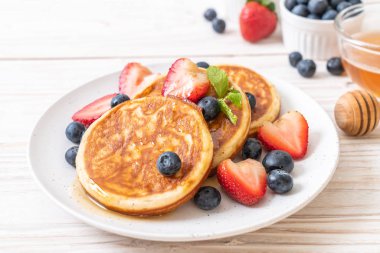 taze yaban mersini, taze çilek ve bal ile sufle gözleme