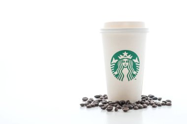 Bangkok, Tayland - 5 Haziran 2018: Beyaz kahve fincanı beyaz arka plan üzerinde izole Starbucks logosu ile. Starbucks dünyanın en büyük kahve evi 61 ülke içinde 20.000'den fazla mağaza ile mi.