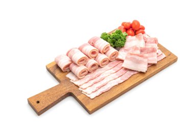 Dilimlenmiş domuz pastırması beyaz arka planda izole edilmiş.