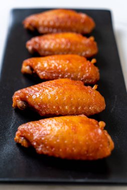Barbekü tavuk kanadı sosu ile