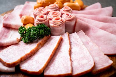 pastırma, sosis, jambon füme ve barbekü pastırma ahşap tahta üzerinde