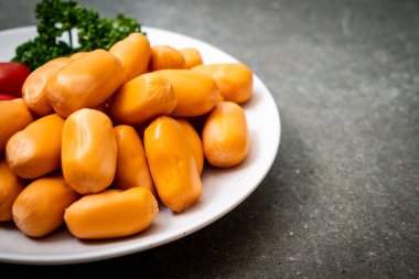 domuz eti kokteyl sosisi plaka üzerinde