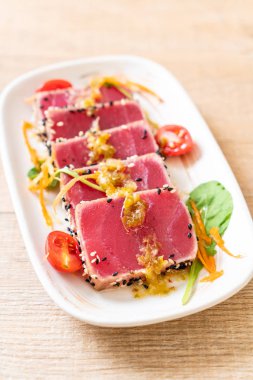 Taze orkinos ile baharatlı salata sosu - ham sağlıklı gıda