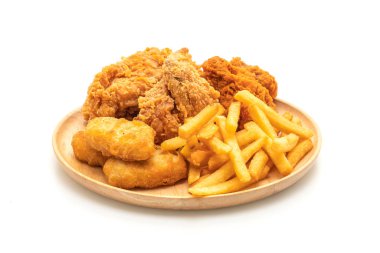Beyaz arka plan üzerinde izole kızarmış tavuk patates kızartması ve nuggets yemek (abur cubur ve sağlıksız yiyecek)