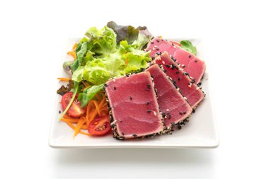 Taze ton balığı ve beyaz arka planda izole edilmiş sebze salatası.