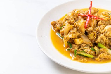 Fried yengeç ile toz köri - Tayland mutfağı