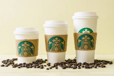 Bangkok, Tayland - 5 Haziran 2018: Beyaz kahve fincanı Starbucks logosu üzerinde tahta arka plan ile. Starbucks dünyanın en büyük kahve evi 61 ülke içinde 20.000'den fazla mağaza ile mi.
