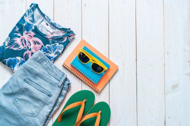 Gezgin, yaz tatili ahşap arka plan üzerinde erkek casual kıyafetler