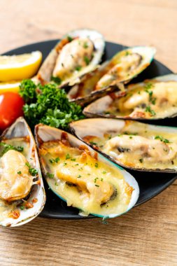 Peynirli taze midye.